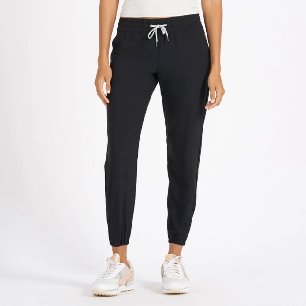 Vuori Weekend Jogger in Black